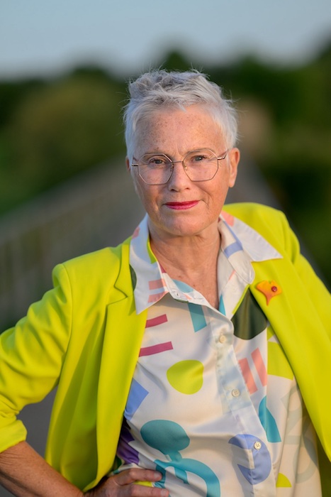 Eveline Bets in uiterwaardenpark Meinerswijk Arnhem. Hand in de zij en ze stapt vrolijk verder.